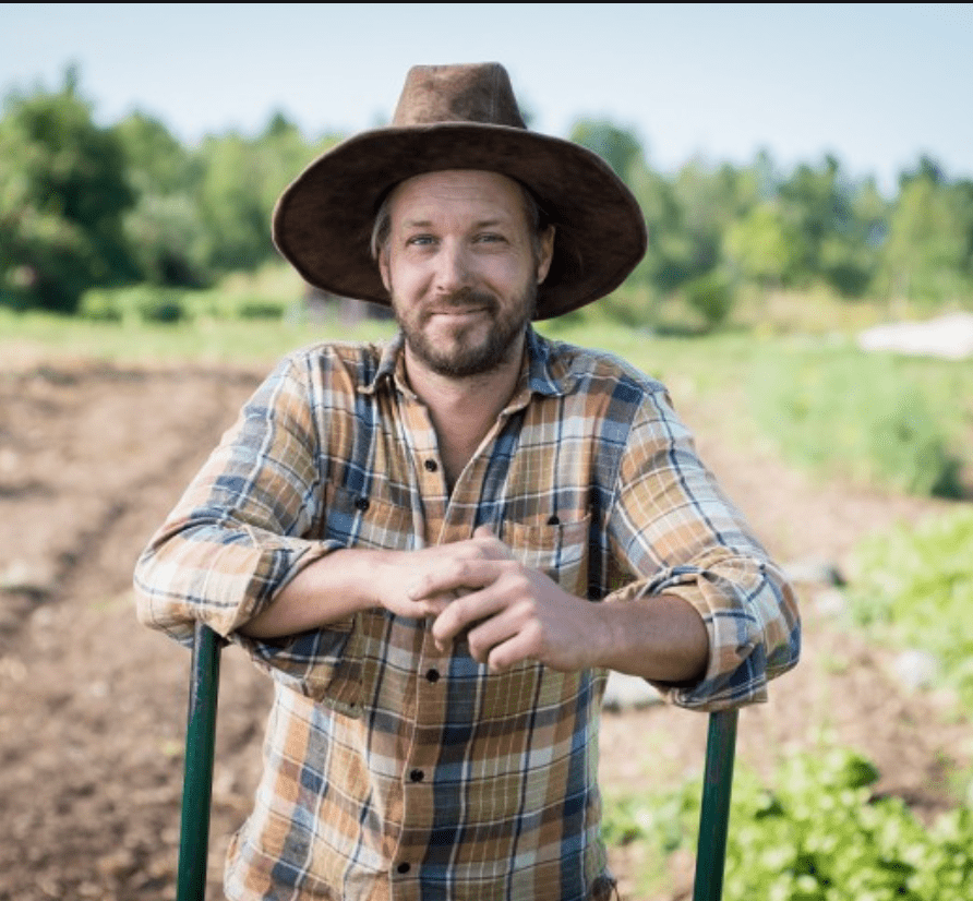 Jean-Martin Fortier regarde la caméra depuis son champs.