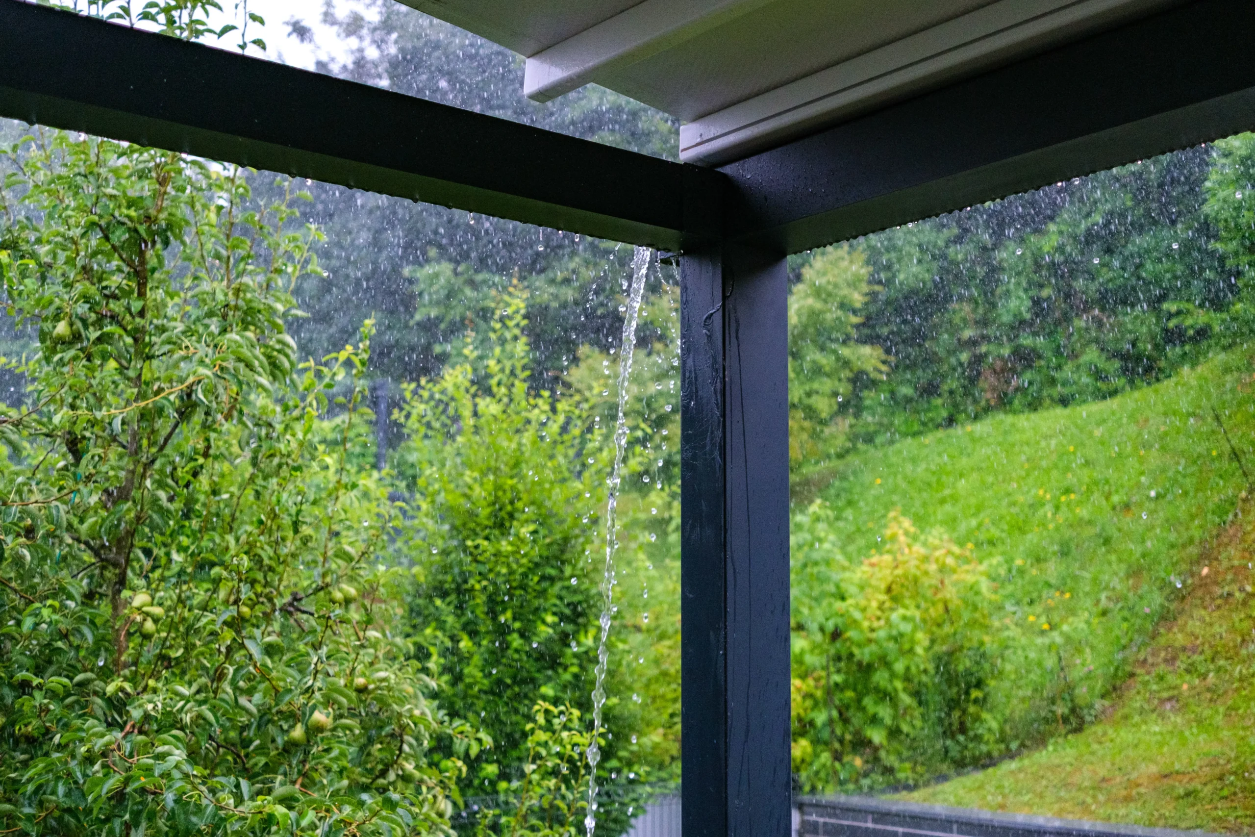 eau de pluie qui ruisselle d'une toiture